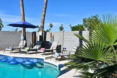 Image de Family-friendly 4 bd with sparkling heated pool, putting green, games. Asu close