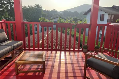 Image de Vaste duplex, coeur de village, vue montagnes, à 15 minutes des plages