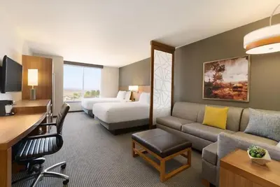 Image de Stylish & Roomy Queen Room w/ Mountain Views – Explore Nature!