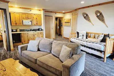 Image de New! Selkirk Premier Queen - Top Floor 1br Retreat