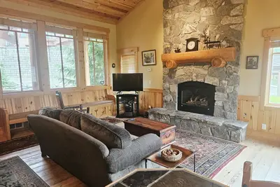Image de New! Cabin 1 - 4br Retreat w/ Hot Tub & Extra Studio