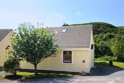 Image de Set within the rolling green grounds is 93 Clifden Glen