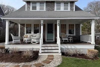 Image de Nicely renovated cottage steps to private beach