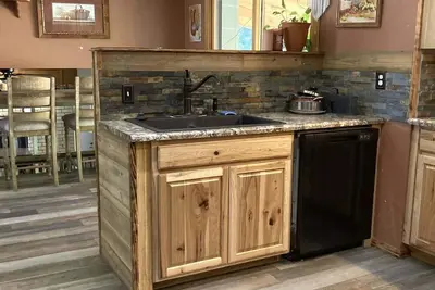 Image de Tri-level, 4 bedroom, spacious, home away from home in a quiet neighborhood.