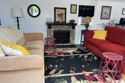 Image de Cozy Country Cabin with Modern Touches & Rooster Charm!