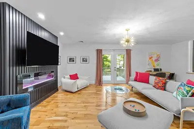 Image de Luxe on Live Oak Chefs Kitchen & Wine Bar