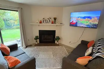 Image de Cozy Simplicity 2-bedroom townhome in charming Eugene with pool area.