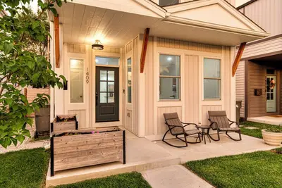 Image de Backyard Retreat~5 Min to Lucas Oil~Spacious Indy Home for Groups