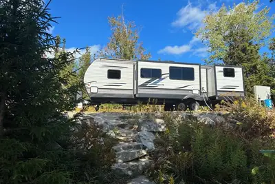 Image de Starlight Beach Experience 31' Rv Travel Trailer on private 3 acres with beach and firepit