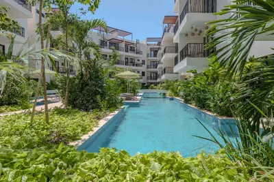 Image de Modern condo with zen garden, 4 pools, balcony & gym - 5 min to beach