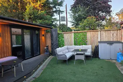 Image de The Chill Garden Room, pet friendly, with a garden in Shepton Mallet