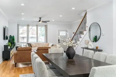 Image de Modern 4-Bedroom Home – Newly Built - Sleeps 10!