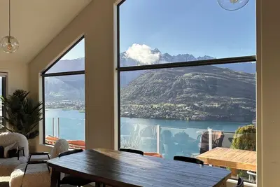 Image de Spectacular panoramic Lake Wakatipu views. 5-minute drive to Queenstown Cbd