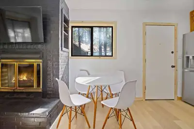 Image de Designer Cabin | Forest View Close to Downtown