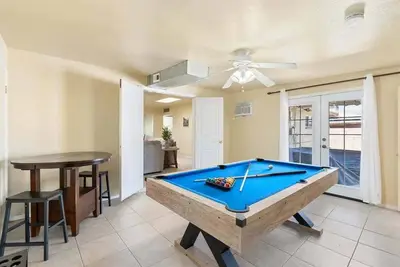 Phoenix Lightrail | Billiard & Bbq minutes from Dt