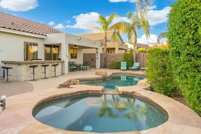 Image de Modern 4-Br Home | Heated Pool | Jacuzzi | Grill