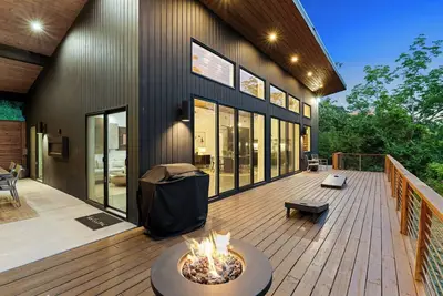 Image de Hydro Pool + Hot Tubs + Cold Plunge • Views • Luxe Dual Retreats 6br Sleeps 16