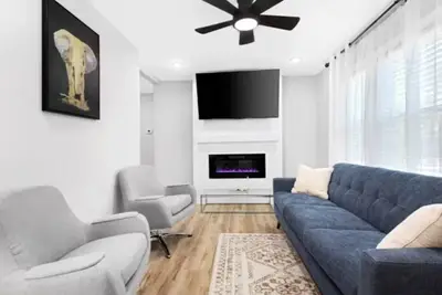 Image de Private Fenced Yard • Fireplace • Free Parking