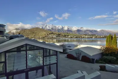 Image de Central 2 bed Apt - views pool walk to town