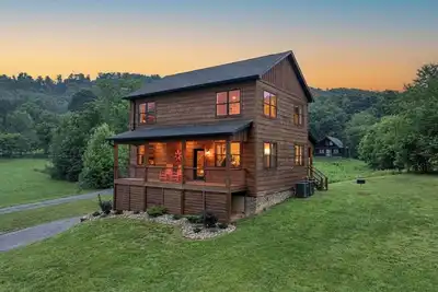 Image de New! 4 Bd/3. 5 Ba Cabin w/ Mtn Views in Wears Valley HotTub/WiFi/Theater/Game Rm