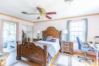 Image de Workspace & Free Parking | Close to Colleges + Shops