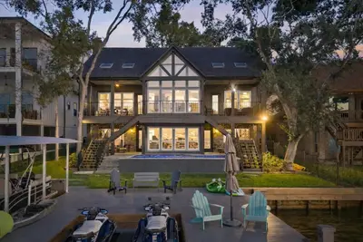 Image de Luxury Lakefront: Gameroom, Pool, Spa, Amenities! Sleeps 16 - Family Friendly!