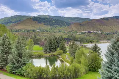 Image de Sauna & Ski Shuttle Access: Mtn-View Condo in Avon