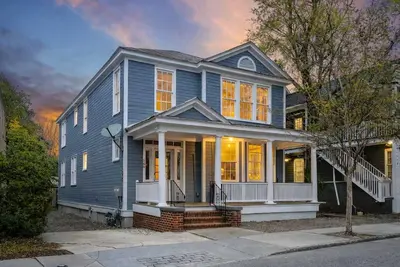 Image de Blue Magnolia | Perfect for Large Groups