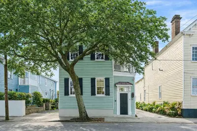 Image de 5br Rooftop Home with Parking Near King St