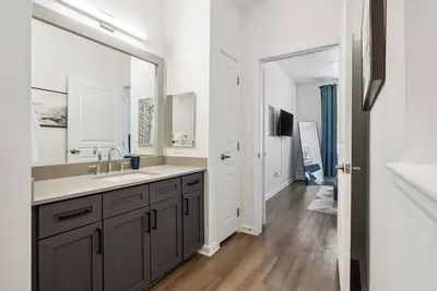 Image de Corporate Luxe Suite, near Legacy West + The Star