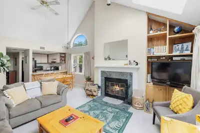 Image de 2br Winterplace Ski Condo w/ Fireplace + Hot Tubs