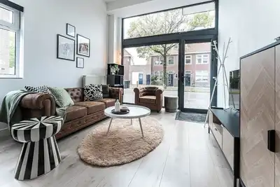 Image de Élégant loft de 2 chambres au cœur de Tilbourg. Moderne, lumineux et entièrement équipé, il comprend une cuisine, un Wi-Fi haut débit, une télévision connectée et un espace de travail : idéal pour une escapade citadine ou un séjour de travail confort
