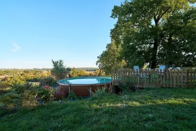 Image de Pech Chabrol : gîte familial avec piscine et vue sur les vignes