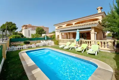 Image de Villa 'Llac Blau' avec Piscine Privée, Wi-Fi et Climatisation