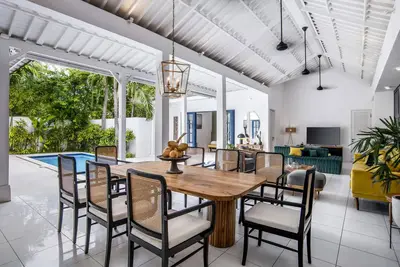 Image de Elegant Designer's Villa Walk to Finns Beach Club