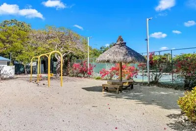 Image de 2 Spacious Suites w/ Full Kitchens! Enjoy Outdoor Swimming Pool & Beach Access!