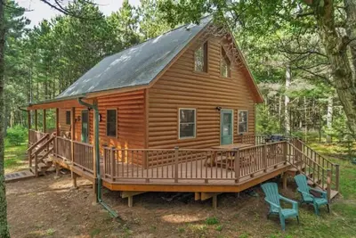 Image de Rustic Log Cabin on Wooded Acreage • Creek Fishing, Firepit, Near Lakes & Golf