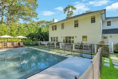 Image de Luxurious Southampton Retreat with Pool, Resort-Style Living & Prime Location