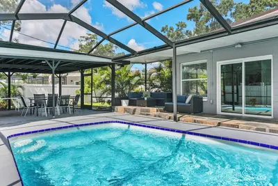 Image de Elegant 4br Family Retreat with Heated Pool<br>This beautifully appointed home offers 4 spacious bedrooms, 2 modern bathrooms, Ac, private heated pool and sleeps up to 10 guests in total comfort.