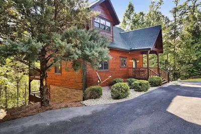 Image de New! Pigeon Forge / Gatlinburg Cabin, Sleeps 12, Theater, Game Room & Hot Tub!