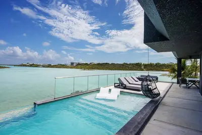 Image de Liquid Luxury Beachfront Villa Rooftop 2 Pool, Spa Baths & Gym - Turks &Caicos