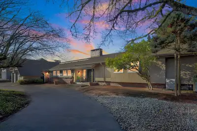 Lakefront Family Haven: Firepit, Games, & Sunsets