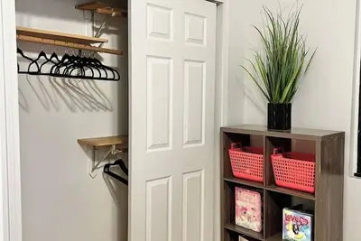 Image de Updated 2 bed- Lincoln Park, King Bed, Private Deck, Paid Garage Parking