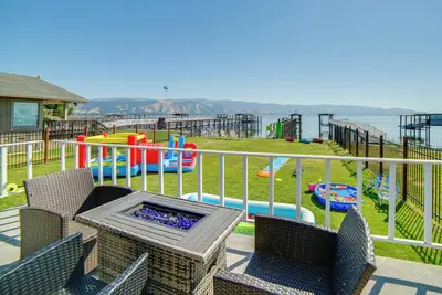 Image de Hot Tub, Views & Dock! Playful Home on Clear Lake