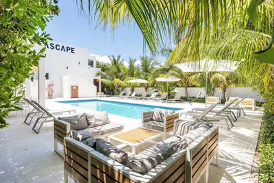 Image de 1-Bed Suite: Full Kitchen, W/D, Free WiFi, Pool, & Steps to Grace Bay Beach