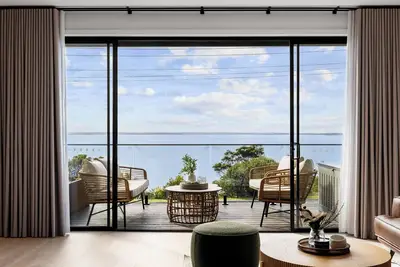 Image de San Remo Luxe 1, large modern home with 180-degree bay views, outdoor spa.