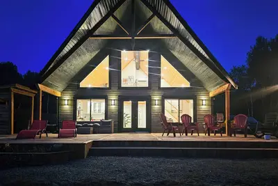 Image de La Biche de Coulonge – Luxury 4-Season Waterfront Cottage
