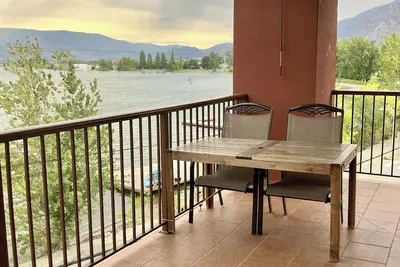 Image de Luxury top-floor Penthouse with private dock, pool and stunning lake views.