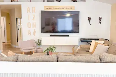 Image de Cozy 4-bedroom house with Ac, open concept, and smart-home features in Chandler