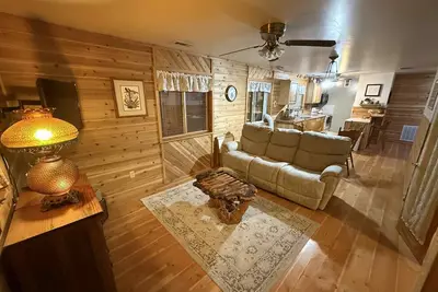 Image de Charming 2-bedroom house in beautiful Republic with infrared sauna.